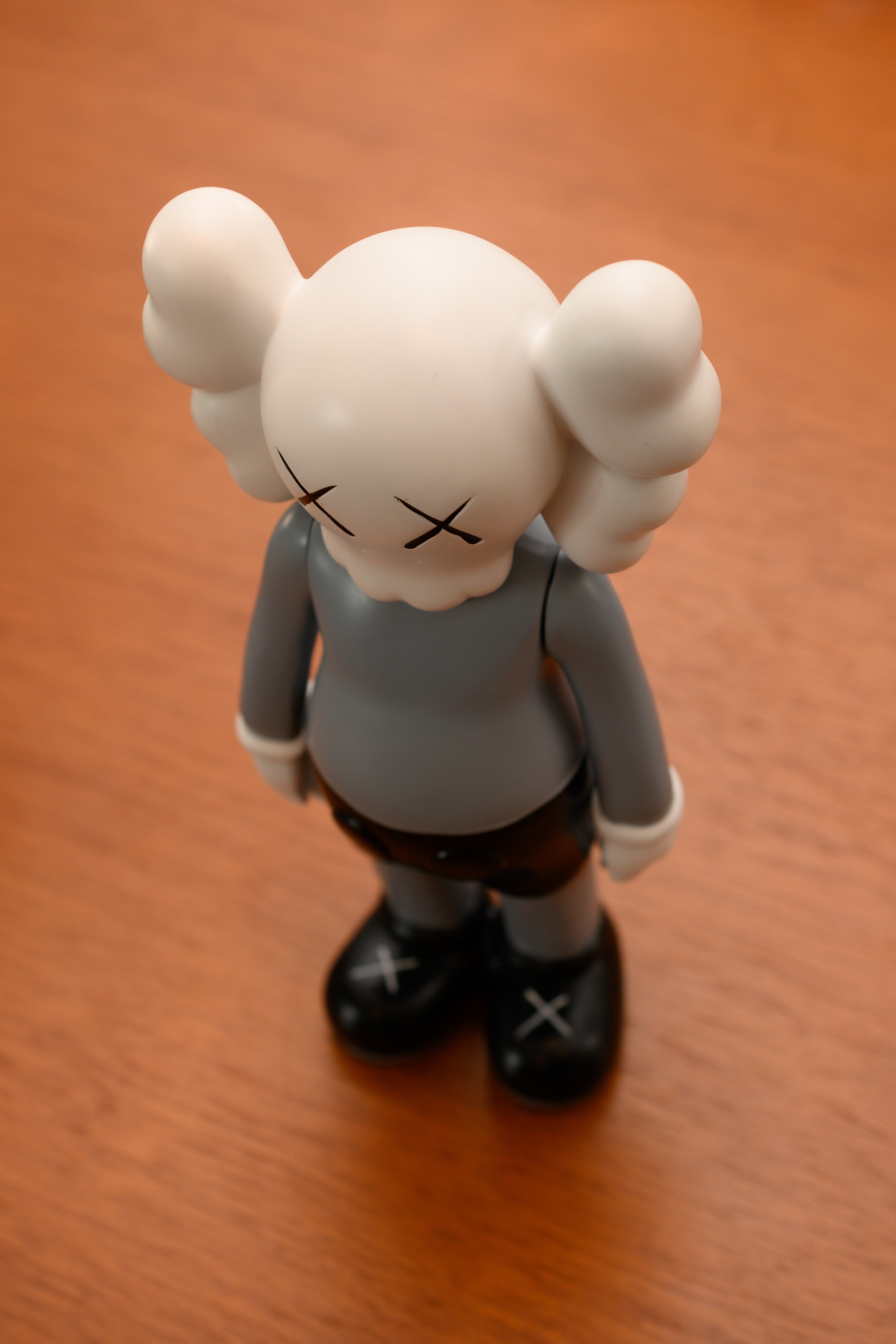 ESCULTURA KAW I EM PÉ CINZA 13X30CM - LUNNE