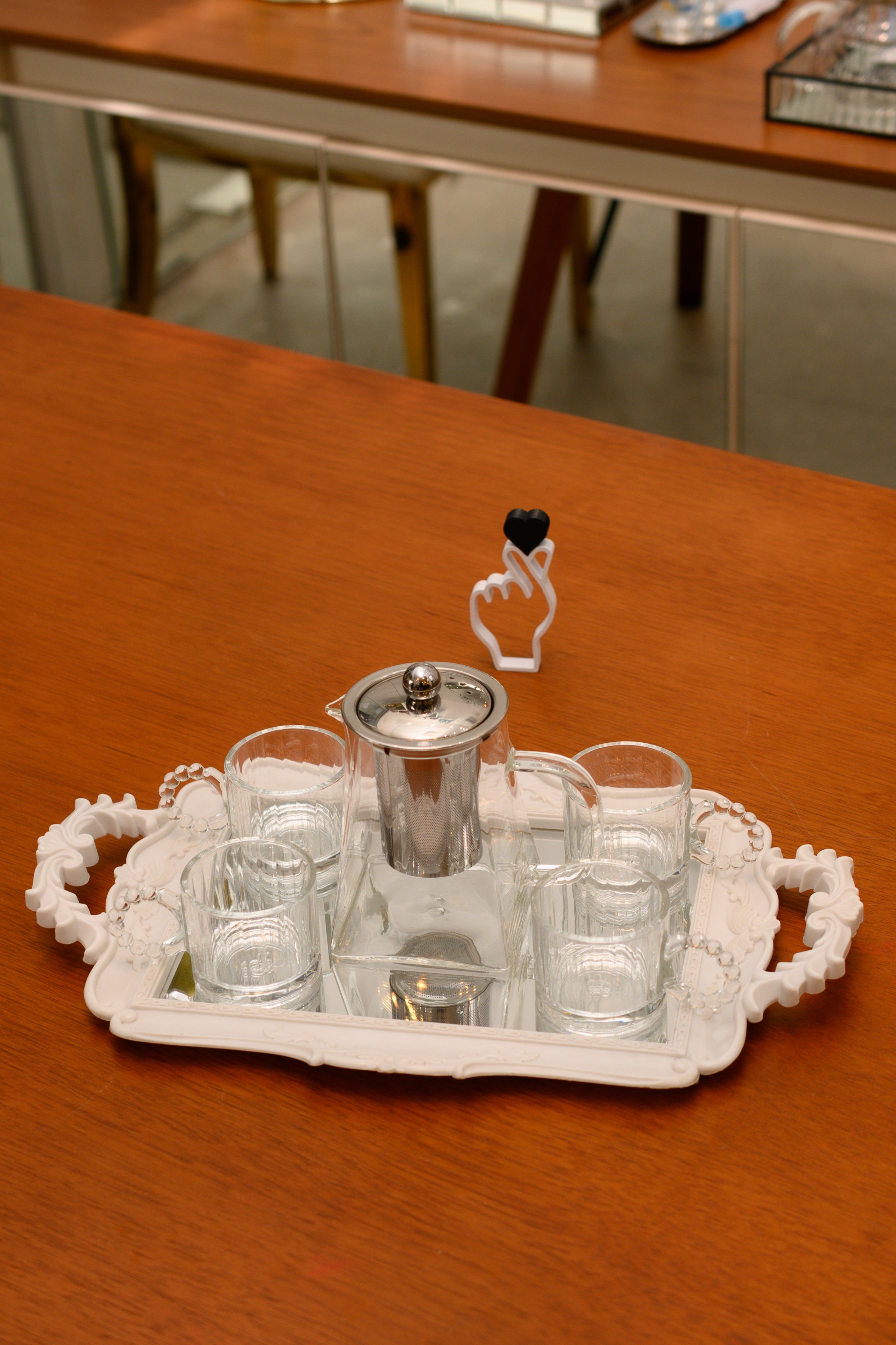 KIT COREANO CHALEIRA VIRO BOROSSILICATO C/ INFUSOR XICARAS VIDRO E BANDEJA PROVENÇAL EM PLÁSTICO ESPELHADA 07PÇS – DBL