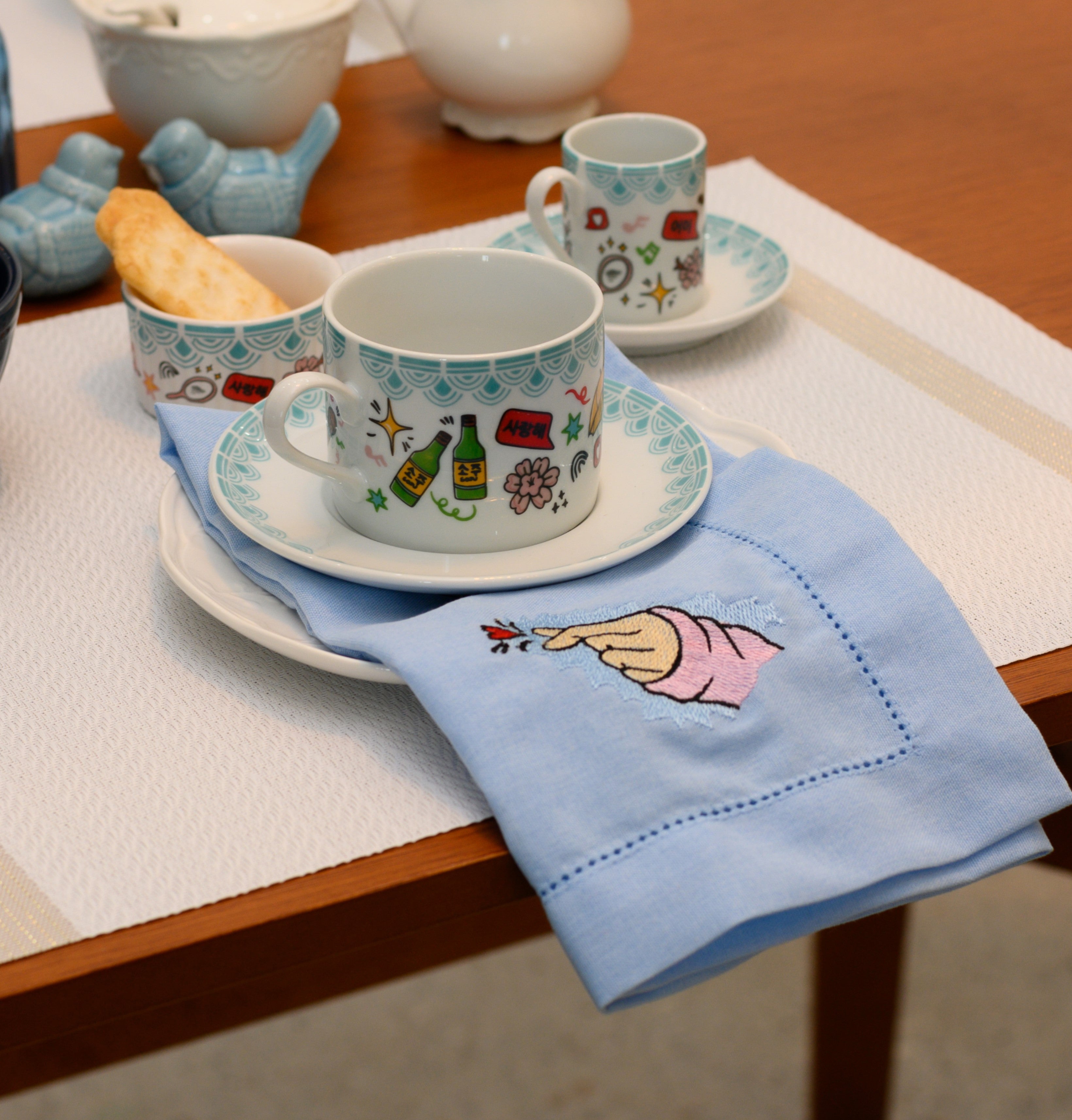 XICARA DE CHÁ EM CERÂMICA COREANA ACABAMENTO AZUL ESTAMPA DIVERSA C/ PIRES 230ML  SHIMIDT