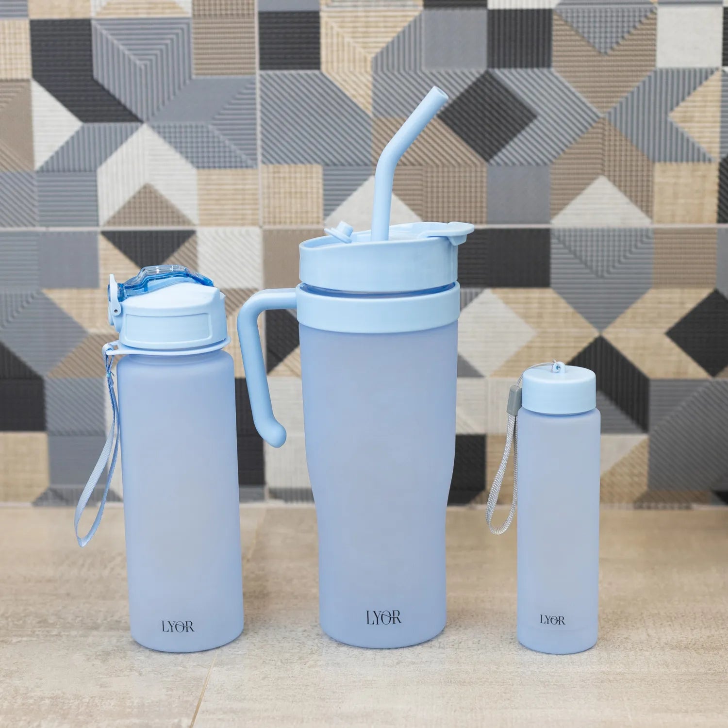 KIT 1 CANECA COM 2 GARRAFAS SQUEEZE DE PLASTICO AZUL - LYOR