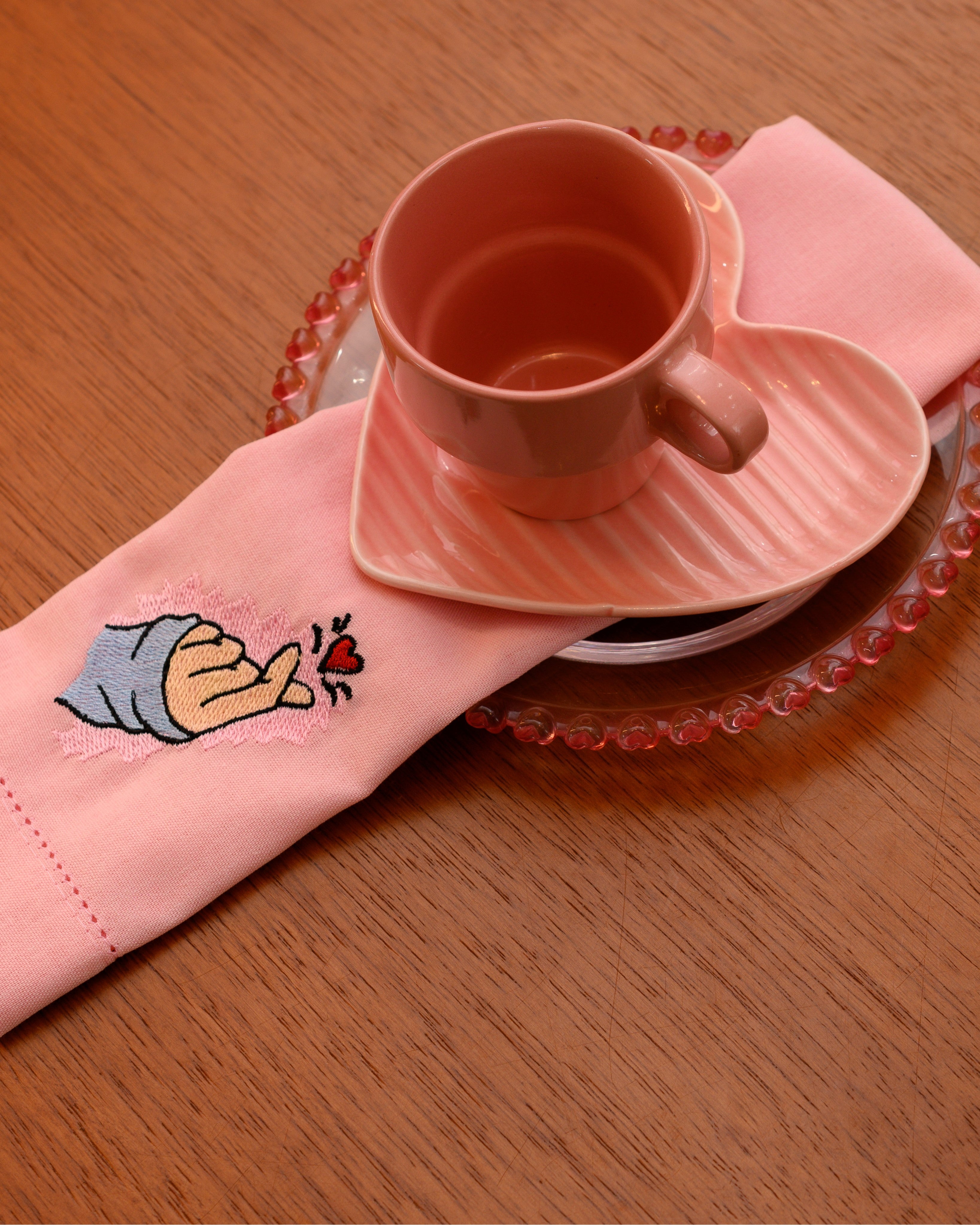 KIT DORAMA PRESENTEAR XICARA CERÂMICA ROSA EMPILÁVEL PIRES CORAÇÃO ROSA C/ PRATO SOBREMESA CRISTAL CHUMBO 04PÇS – DBL