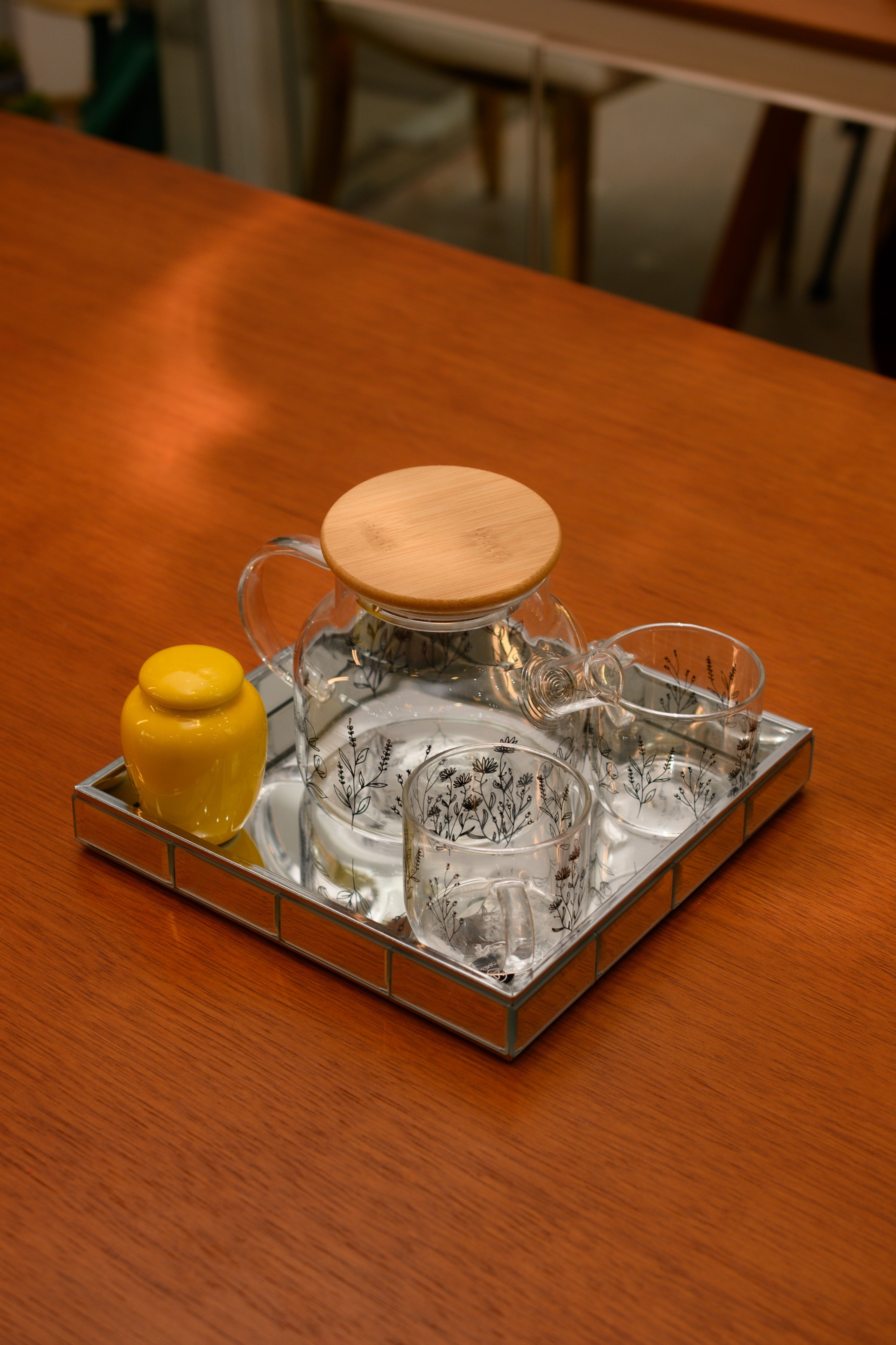 KIT COREANO CHALEIRA DE VIRO TAMPA DE BAMBU C/DETALHES DE FLOR PRETA CANECA DE VIDRO RESISTENTE AO CALOR 5PÇS - DBL