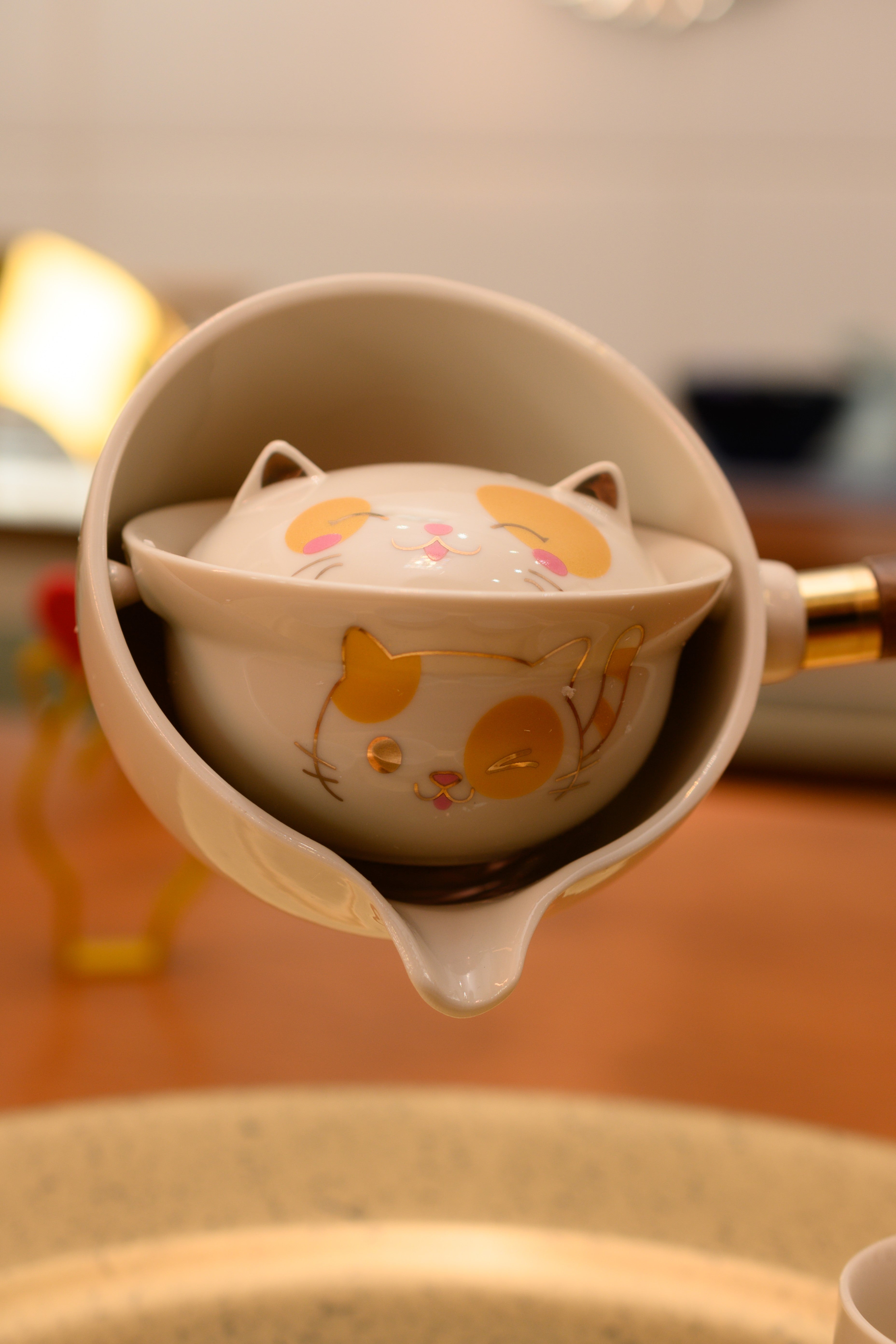 CONJUNTO DE CHÁ BRANCO GIRATÓRIO CHINÊS/JAPONES CABO DE MADEIRA C/ ESTAMPA GATINHO AMARELO DBL – 5PÇS