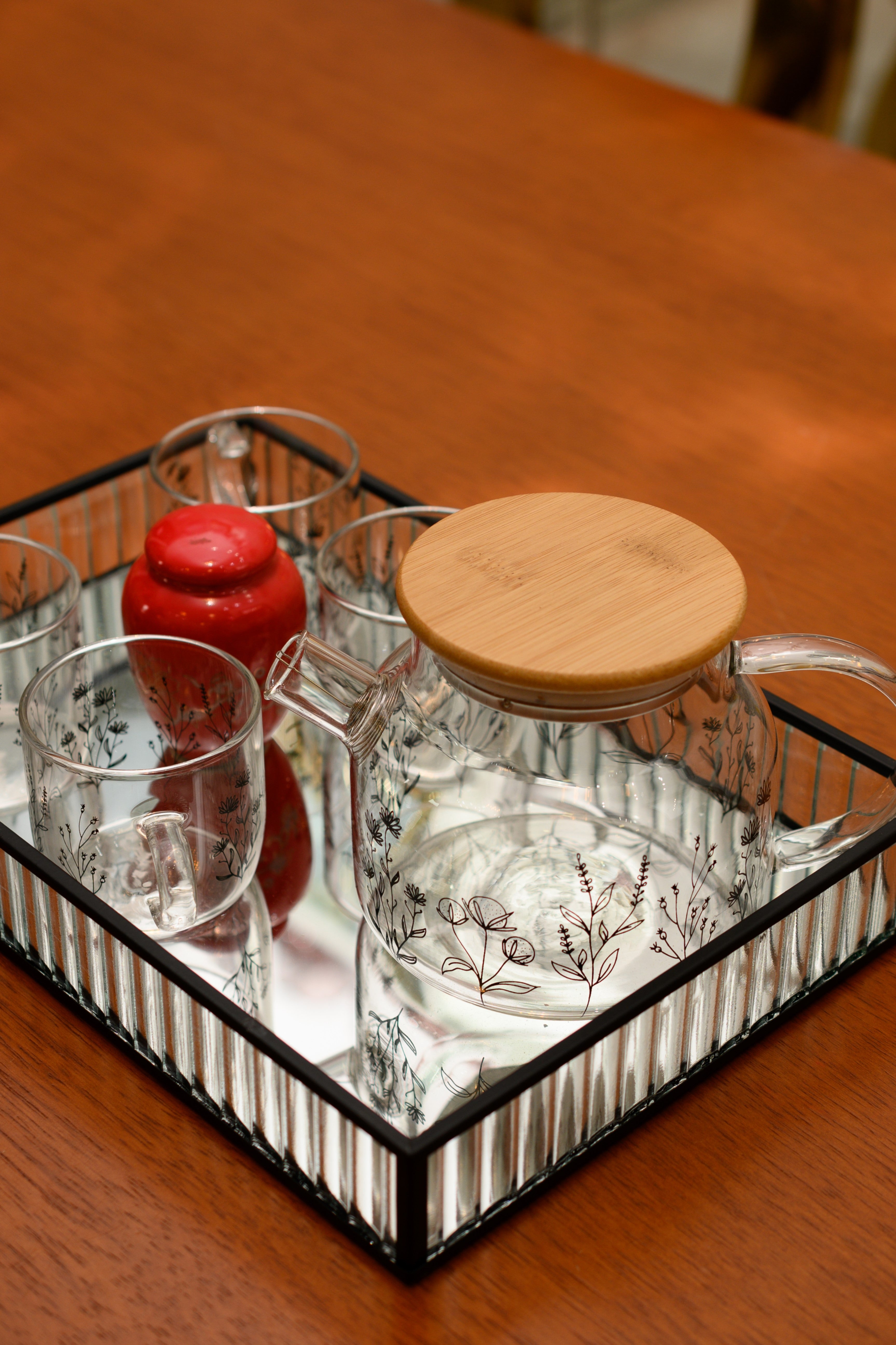 KIT COREANO CHALEIRA VIDRO TAMPA EM BAMBU CANECA DE VIDRO ESTAMPA FLOR PRETA C/ BANDEJA METAL  ESPELHADA 07PÇS – DBL