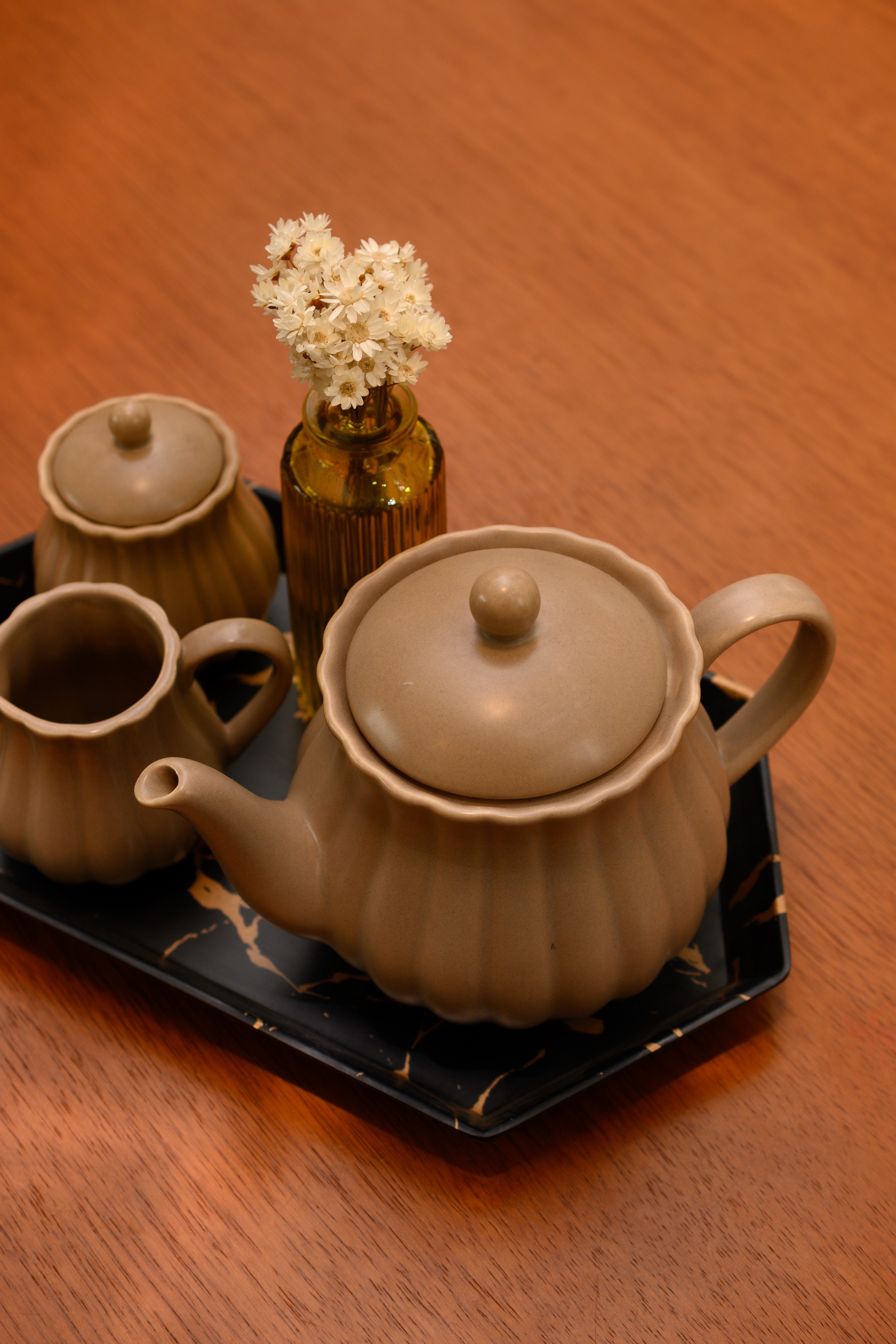 KIT COREANO CONJUNTO EM PORCELANA AREIA C/ BANDEJA GEOMÉTRICA PRETA 5PÇS - DBL