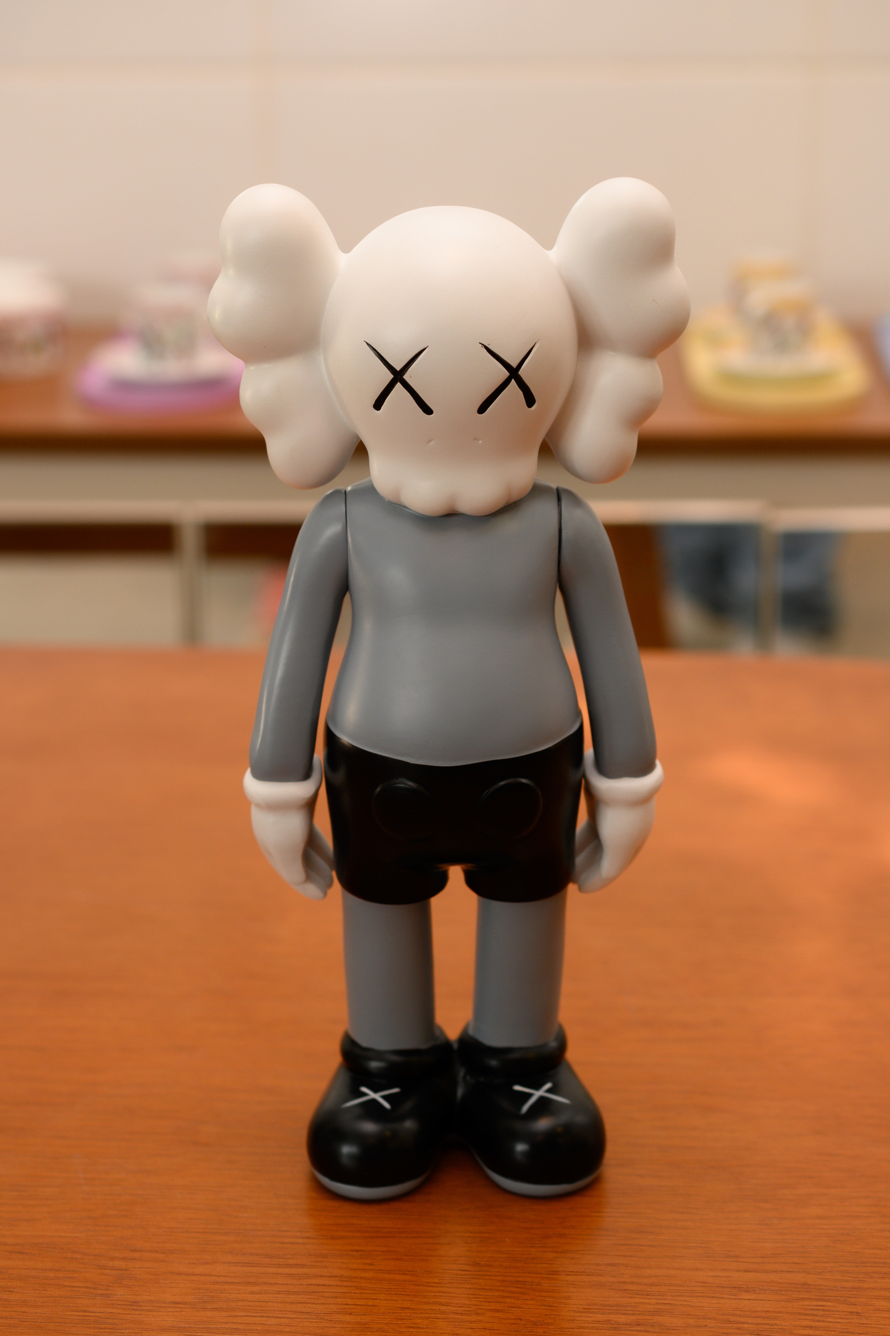 ESCULTURA KAW I EM PÉ CINZA 13X30CM - LUNNE