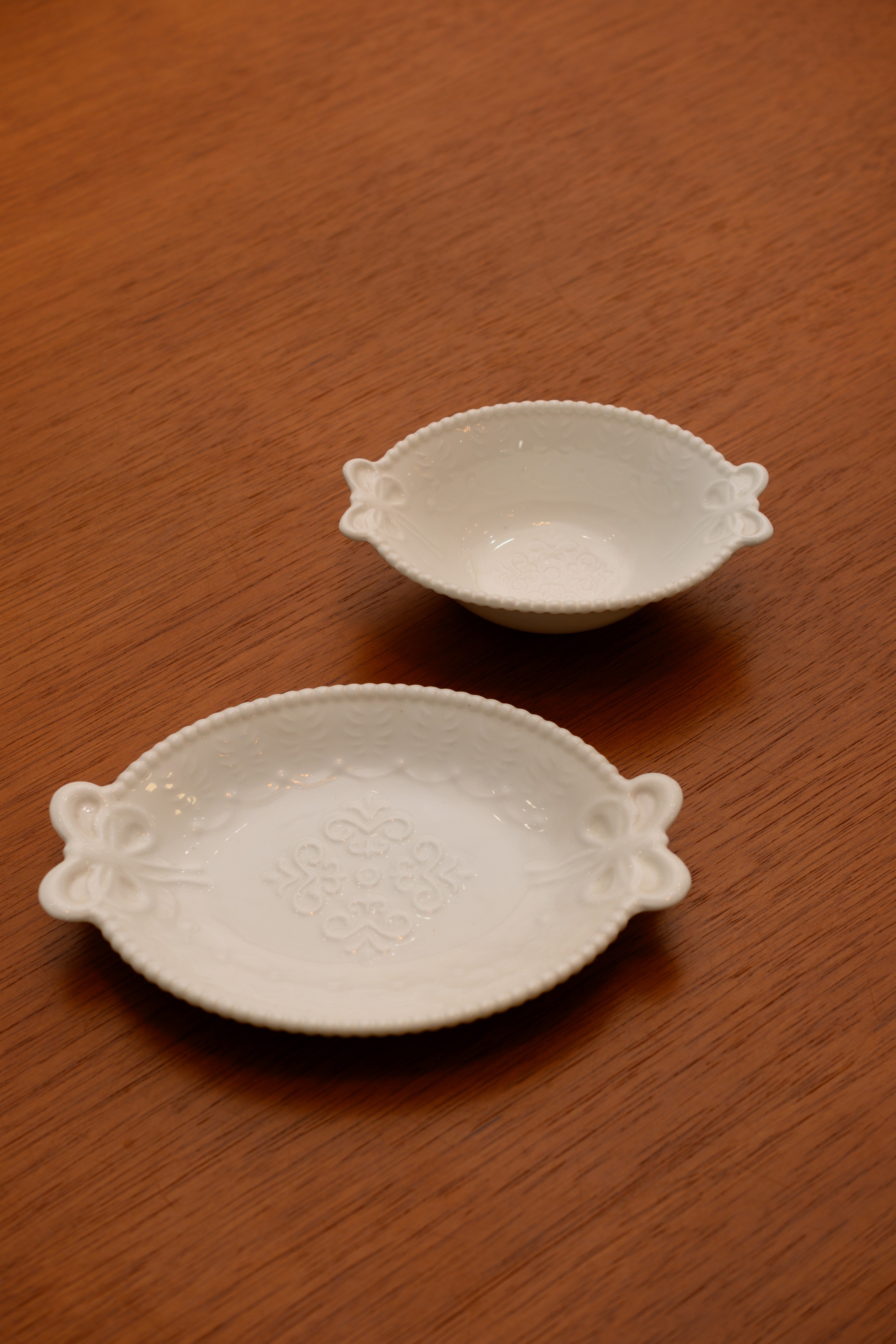 KIT DORAMA BOWL C/ PRATO BRANCO COM DETALHES DE LAÇO E BOLINHA 02PÇS – DBL